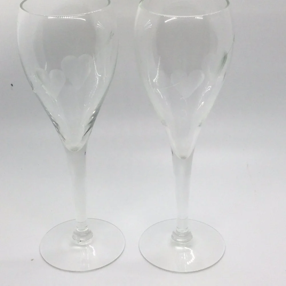Elegant Clear Wine Glass Set of 2 with 2 hearts on each glass